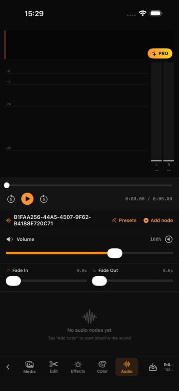 Aba Sound do FilmLab Pro mostrando peak meters L/R no topo, transport controls, slider de volume amarelo em 100%, sliders Fade In e Fade Out a 0s, botões Presets e Add node, e mensagem 'No audio nodes yet — Tap Add node to start shaping the sound'.